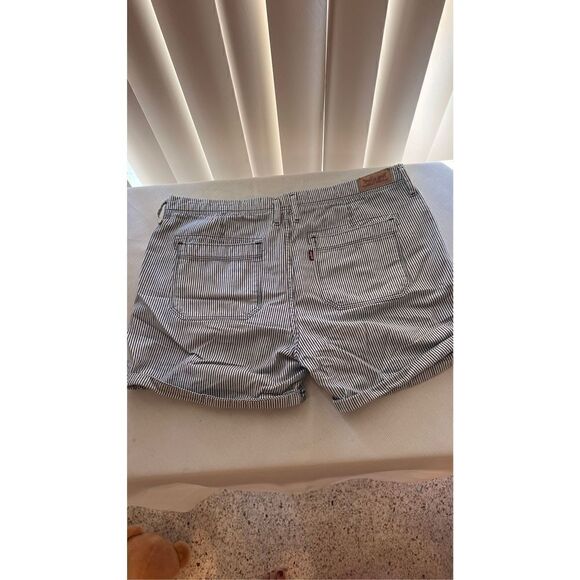 Levi's Women's Railroad Striped Rolled Cuffed Hem Chino Shorts Navy White Sz 31 - Picture 6 of 10